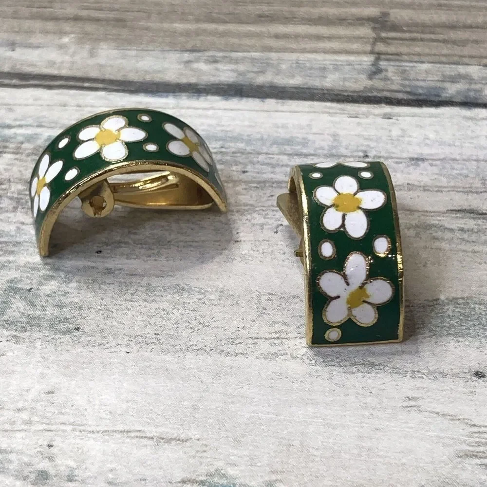 Daisy Flower Green‎ White Earrings gold Tone Huggie Clip-on Estate
